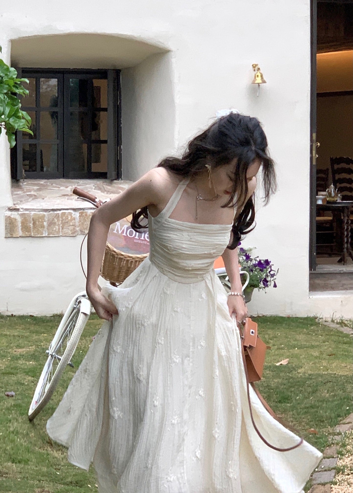 CGBXY 8153-137B 掛脖繡花褶皺收腰連衣裙