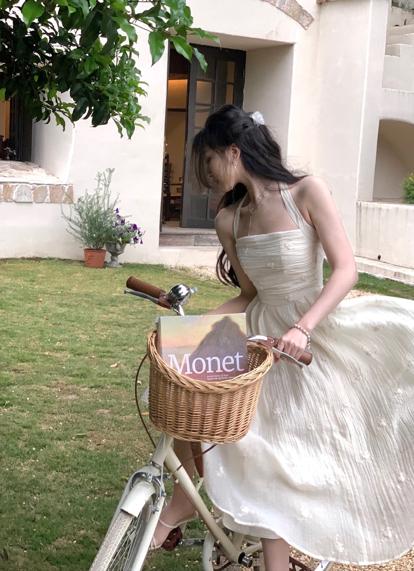 CGBXY 8153-137B 掛脖繡花褶皺收腰連衣裙