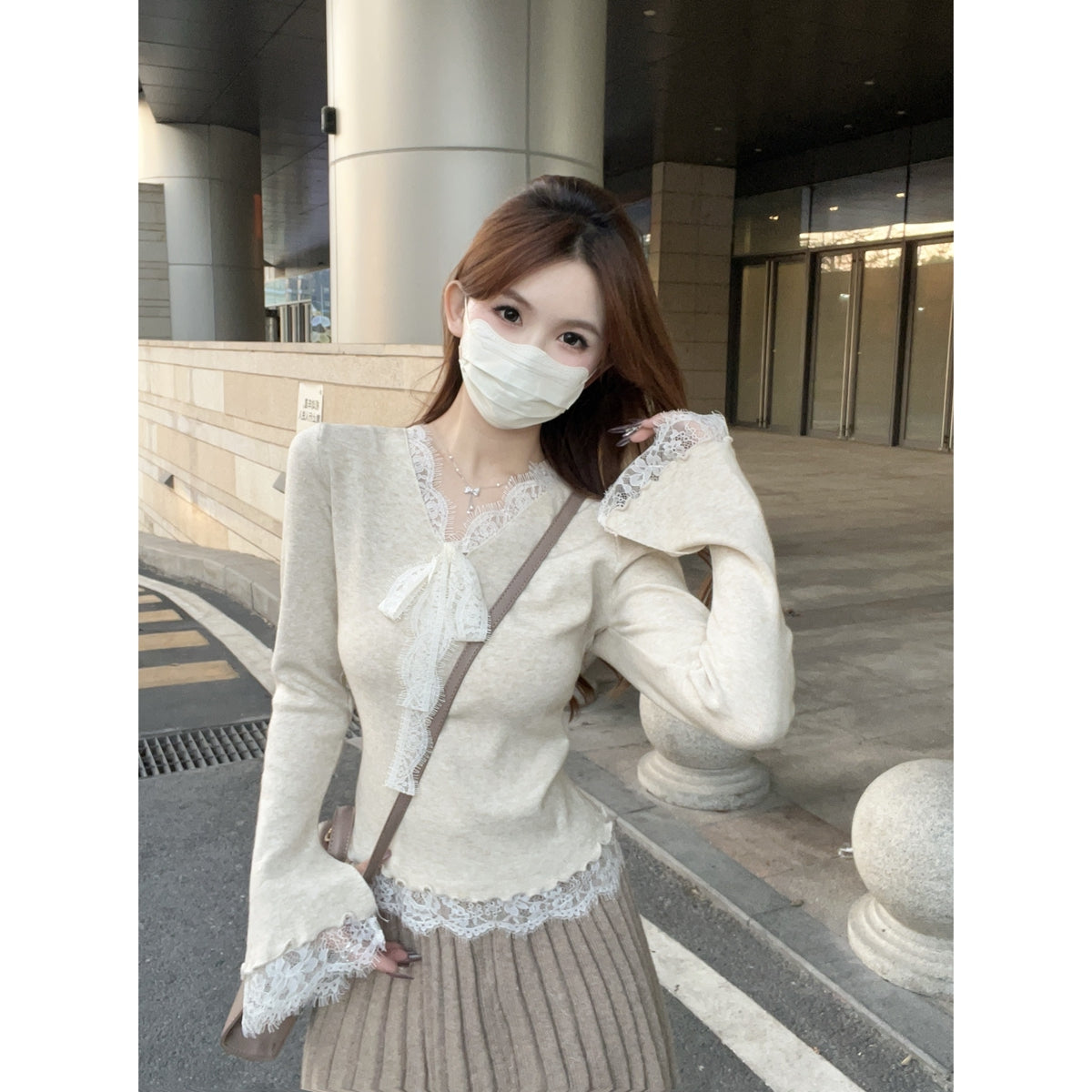 CGD20291-56B  秋冬韓版V領蕾絲拼喇叭袖設計針織衫(4色)
